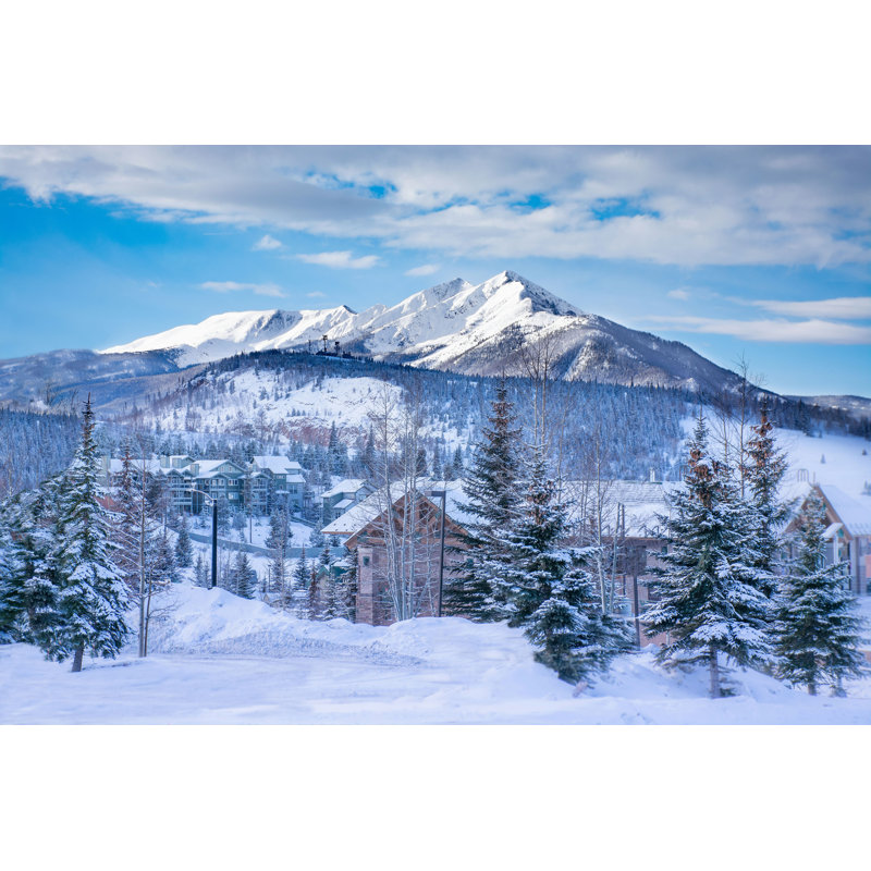 «Snowy Mountain Town» par Margaretw - photographie sur toile tendue, H 8 po x l 12 po