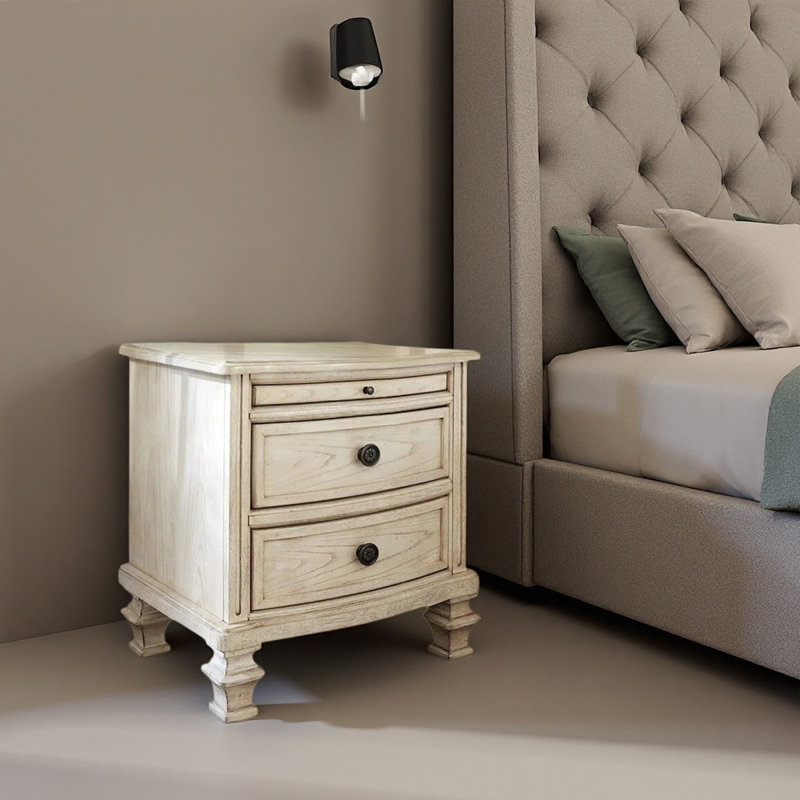Table de chevet classique en bois avec trois tiroirs convenant à la chambre à coucher.