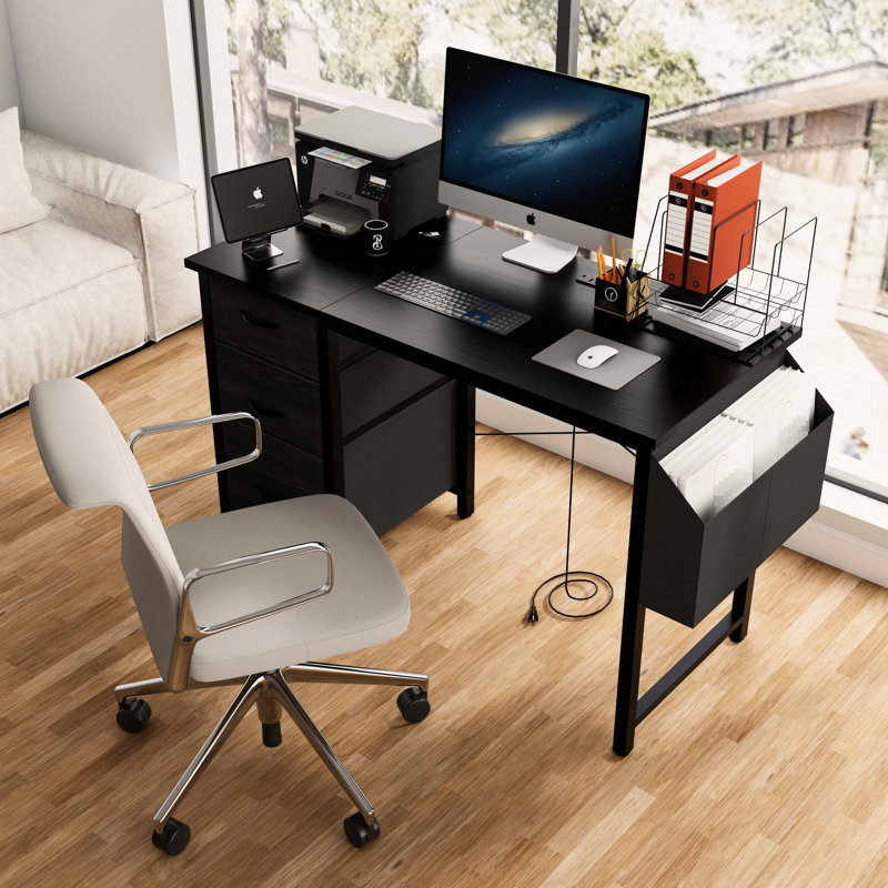 Bureau de 47,3 po en noir avec prises de courant et 3 tiroirs. Grande poche latérale pour les enveloppes. Bureau d'écriture rectangulaire moderne. Base en métal stable, patins réglables. Assemblage facile.