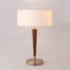 Lampe de table Pasadena, abat-jour à tambour en lin blanc, noyer foncé, laiton vieilli