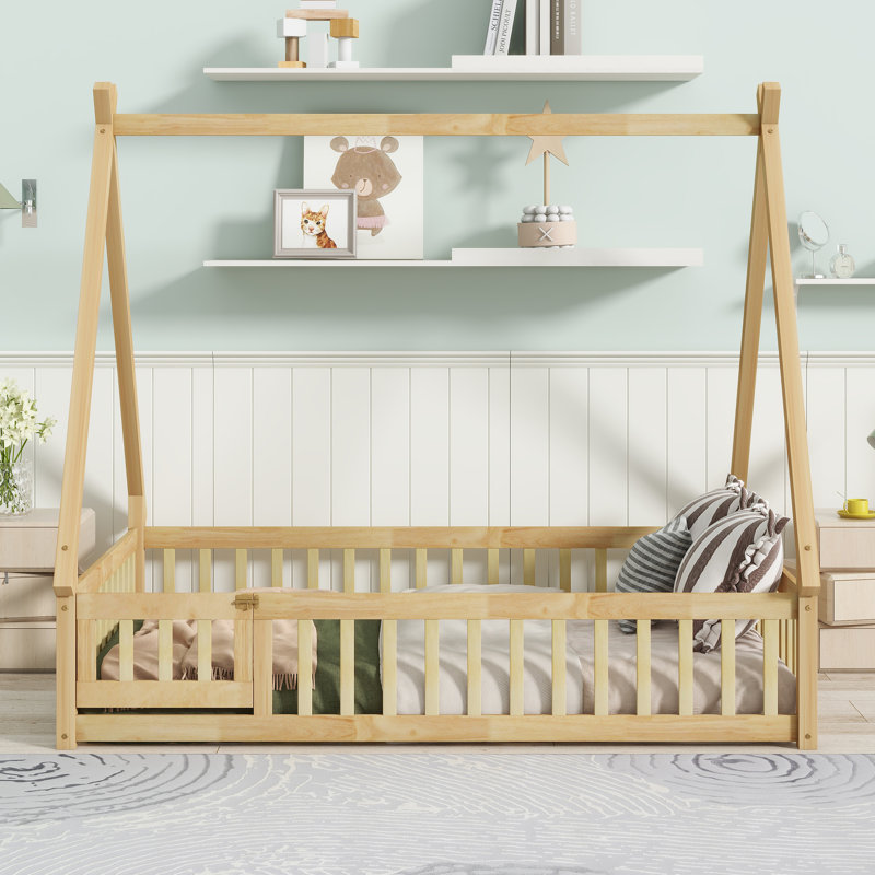 Lit de sol en forme de tente Ames avec structure en bois, garde-corps et porte, Naturel, Lit double