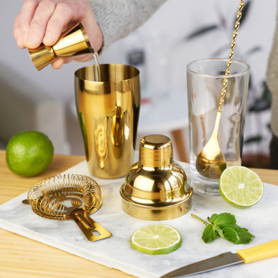 L'ensemble de bar véritable en acier inoxydable comprend un shaker, une cuillère, un jigger, une crépine Hawthorne et une boisson