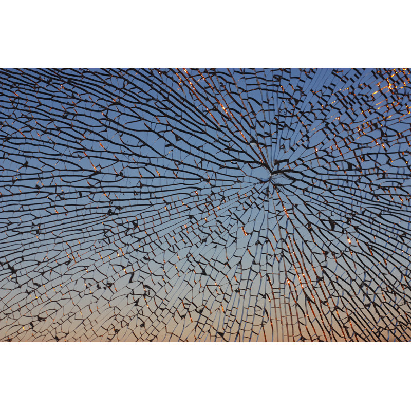 Broken Window - Photographie sur toile tendue, H 8 po x l 12 po