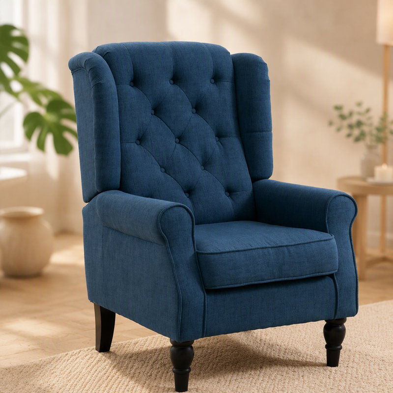 Élégant fauteuil d'appoint capitonné avec dossier haut et coussin épais, parfait pour le confort et le style dans n'importe quelle maison.