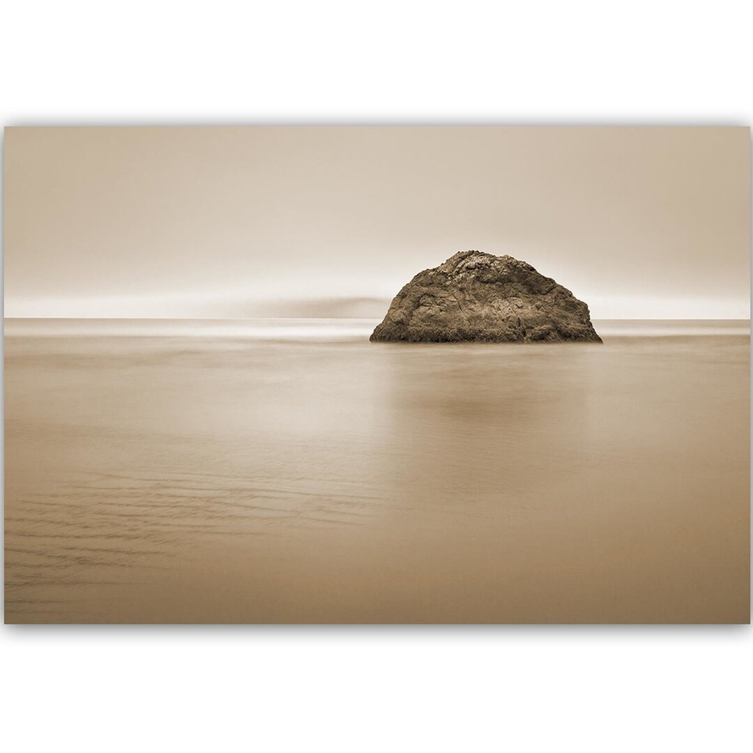 Leinwandbild Ein Fels im Meer in der Abenddämmerung 1