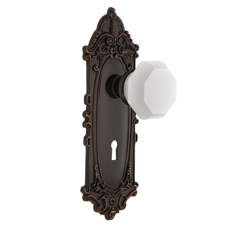 Assiette victorienne avec trou de serrure décoratif et bouton de lait blanc Waldorf, Bronze intemporel