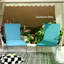 Chaise longue de détente extérieure, combinant une structure en bois massif, un espace de rangement et un ensemble de coussins pour terrasse