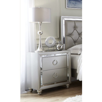 Table de chevet argentée Gemstone avec accents de miroir, capacité de tiroir généreuse, pied de chignon, glissière centrale en métal, bois massif +, gris, 25,98 po Profond, 16,2 po de largeur, 29,21 po de hauteur avec des tiroirs spacieux,