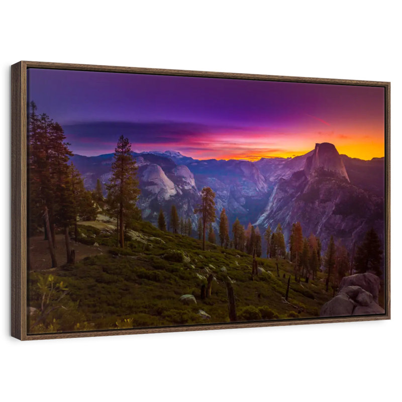 Lever de soleil sur un demi-dôme, 25 po x 17 po, Cadre flottant noyer