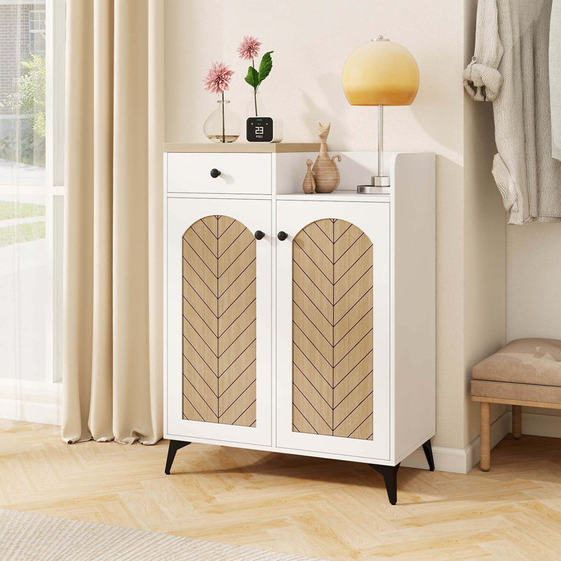  Armoire à chaussures à 6 niveaux avec tiroir et 6 tablettes amovibles avec ouvertures de ventilation et pieds en métal