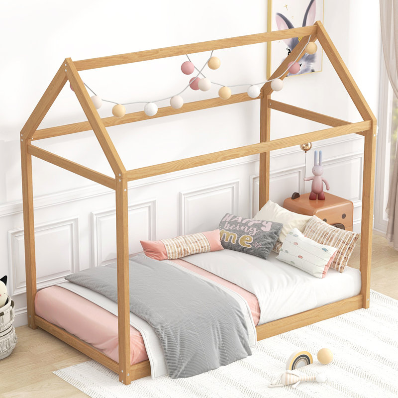 Lit simple en bois, couleur bois