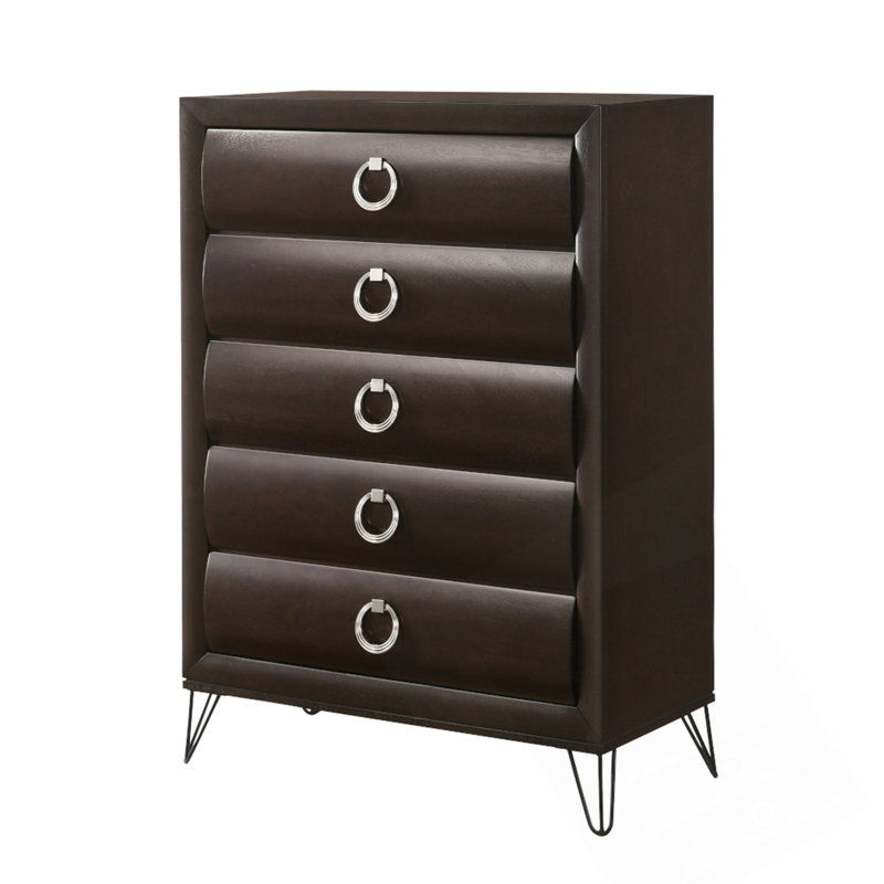 Commode contemporaine à cinq tiroirs avec finition merlot foncé et pieds industriels en métal noir pour un rangement élégant et durable.
