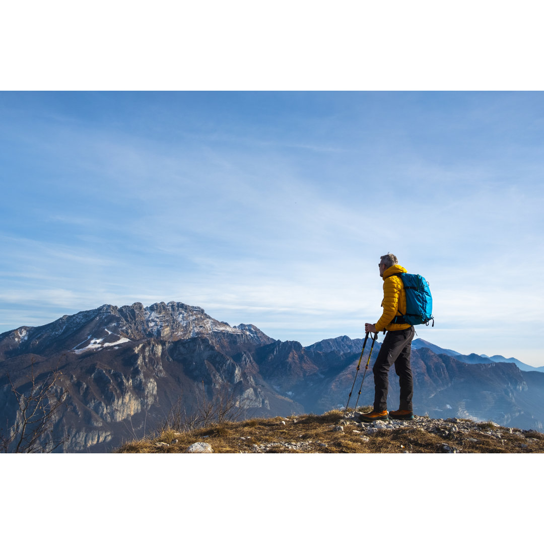 Wanderer mit Blick auf die Aussicht von einem hohen Bergpfad