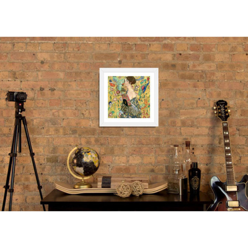 « Lady with a Fan » par Gustav Klimt, impression, H 37 po x l 37 po, Toile avec cadre noir, Bois foncé rustique