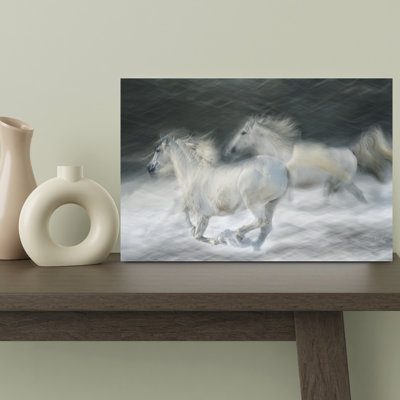 Chevaux blancs éthérés qui courent éthéré abstrait serein, animal, nature, art mural