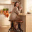 Tabouret de bar pivotant en bois massif à hauteur réglable-163467181-212191559
