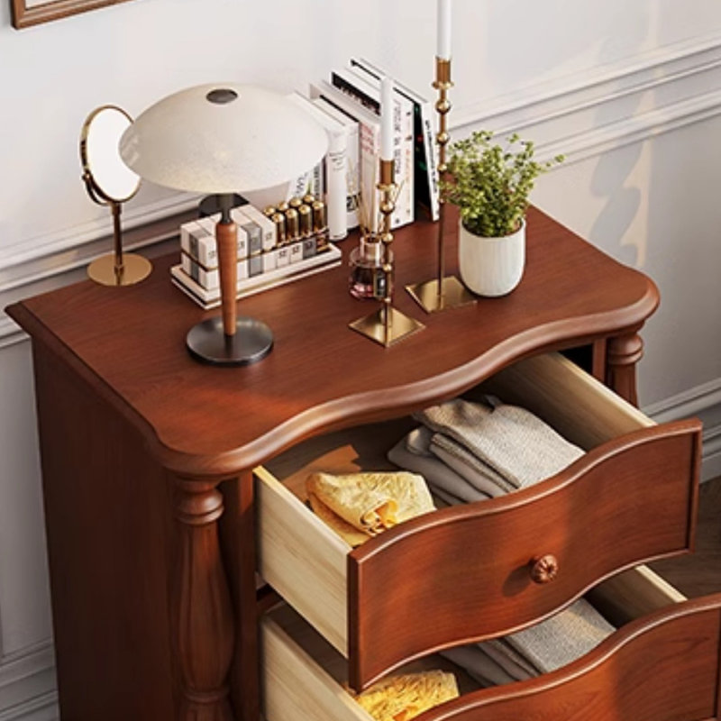 Commode d'appoint en bois de style classique.