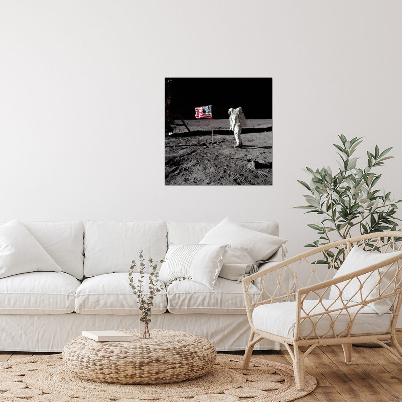 Neil Armstrong plaçant le drapeau américain sur la lune par la NASA - Art graphique sans cadre, H 24 po x l 24 po x P 0,25 po