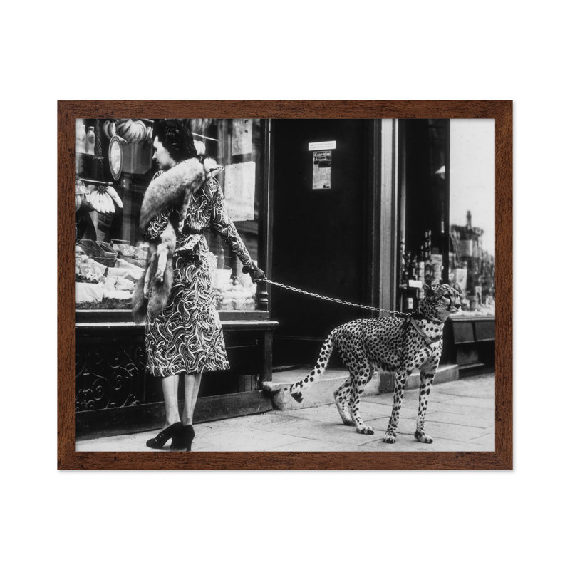 Femme élégante avec guépard, Affiche, H 11 po x l 14 po, Encadrement brun