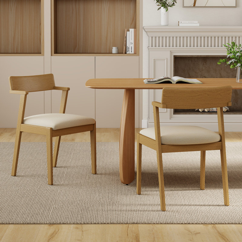 Chaise de salle à manger de style campagne moderne avec siège rembourré - bois de chêne massif, dossier sculpté et accoudoirs courts