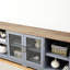 Meuble télé avec finition bleue et chêne, jusqu'à 80 po, l 70 po x P 15,87 po, H 26,25 po, avec console polyvalente, chêne, compartiments à tablettes ouvertes