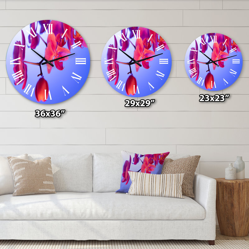 Orchidée rouge sur fond bleu classique - Horloge murale, Médium