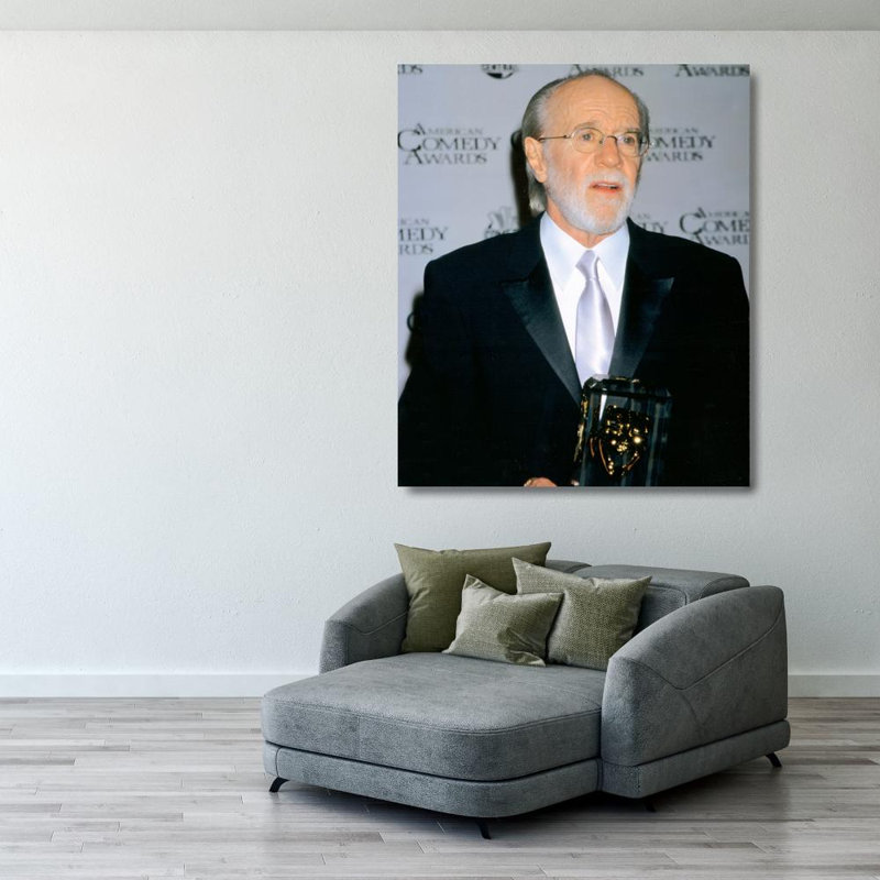 George Carlin, H 34 po x l 28 po