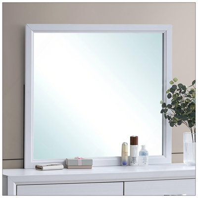 Miroir stratifié avec verre à faible distorsion, parfait pour les chambres contemporaines et transitionnelles.