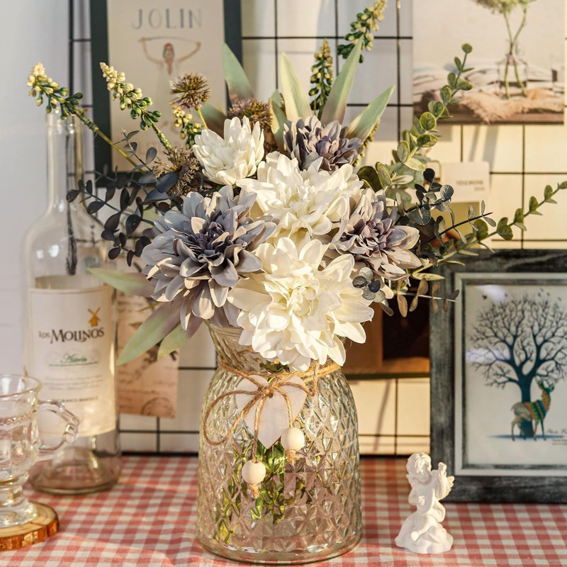 Fleurs artificielles bleues avec vase