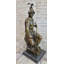 Statue du roi Arthur assis avec une statue en bronze