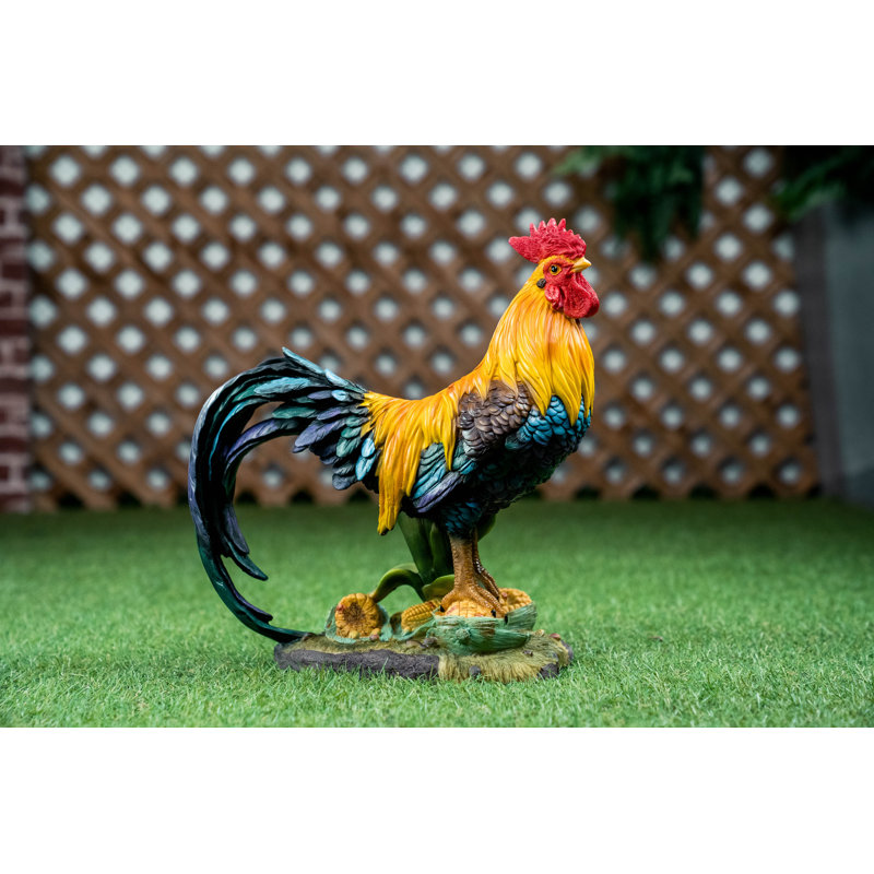 Statue coq debout sur du maïs