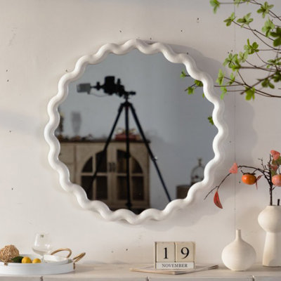 Miroir mural blanc festonné rond avec cadre ondulé pour une décoration polyvalente, parfaite pour le salon, la chambre à coucher et la salle de bain