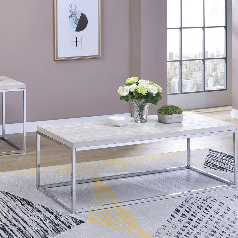 Table basse en chêne clair avec base ouverte et détails chromés