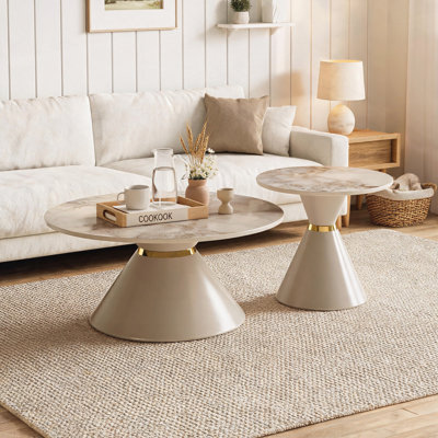 Ensemble de 2 tables basses rondes gigognes, tables basses à plateau en pierre frittée avec piédestal kaki et anneau décoratif doré, tables d'appoint modernes et luxueuses pour petit salon