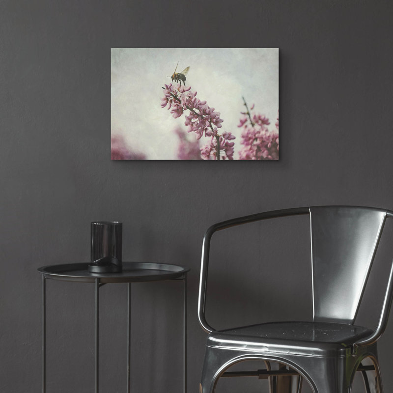 Art mural en verre épique «Vol du bourdon» par Carrie Ann Grippo-Pike, 24 po x 16 po, H 16 po x l 24 po