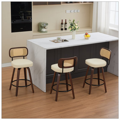 3 tabourets de bar pivotants avec dossier en rotin