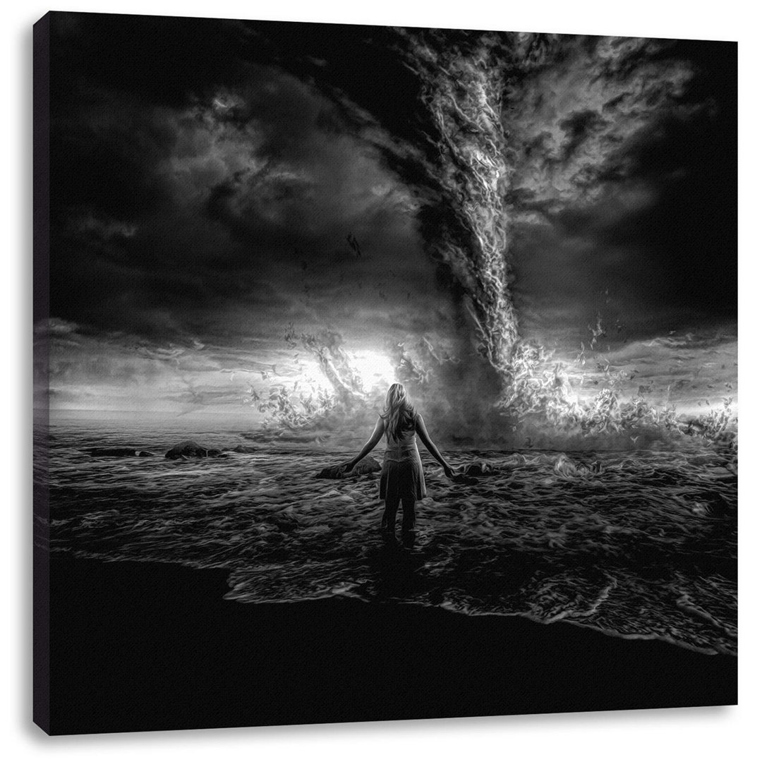 Frau am Strand vor düsterem Tornado, monochromer Leinwanddruck Square