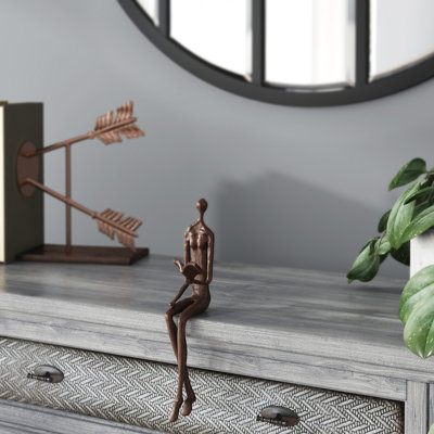 Figurine Brogdon lisant sur un rebord