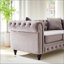 Luxueux canapé Chesterfield en velours avec capitonnage à boutons et garniture cloutée, parfait pour les salons modernes et élégants.