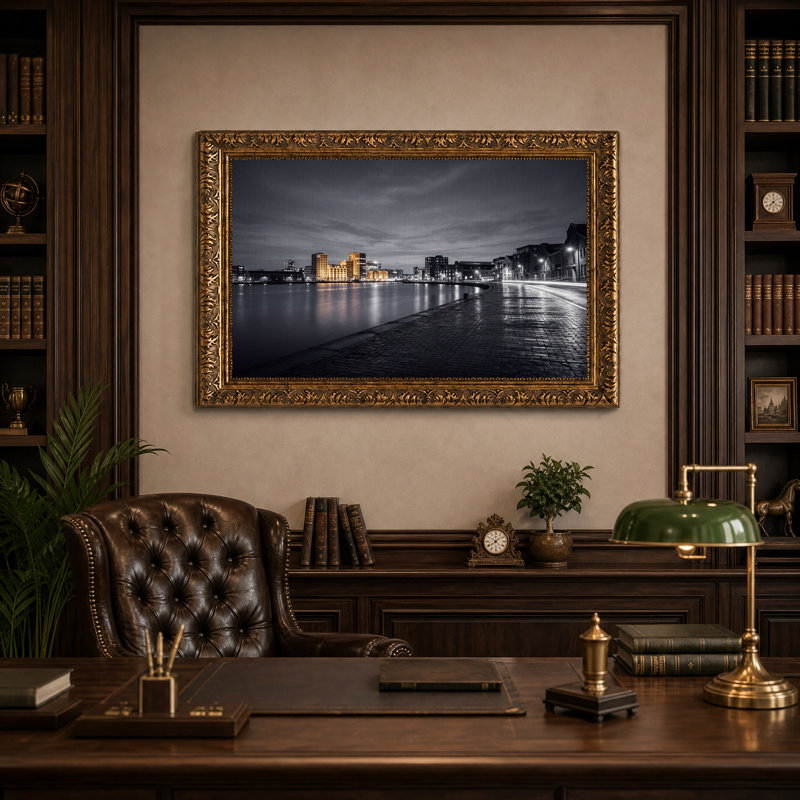 Toile urbaine de la ville avec lumières orange réfléchies sur l'eau, 16"H x 24"W