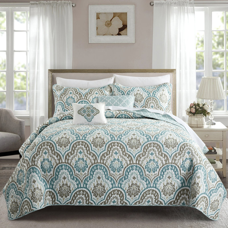 Polyester Damask Quilt with Pillow Shams Included, Oversized Quilt + 4 Additional Pieces