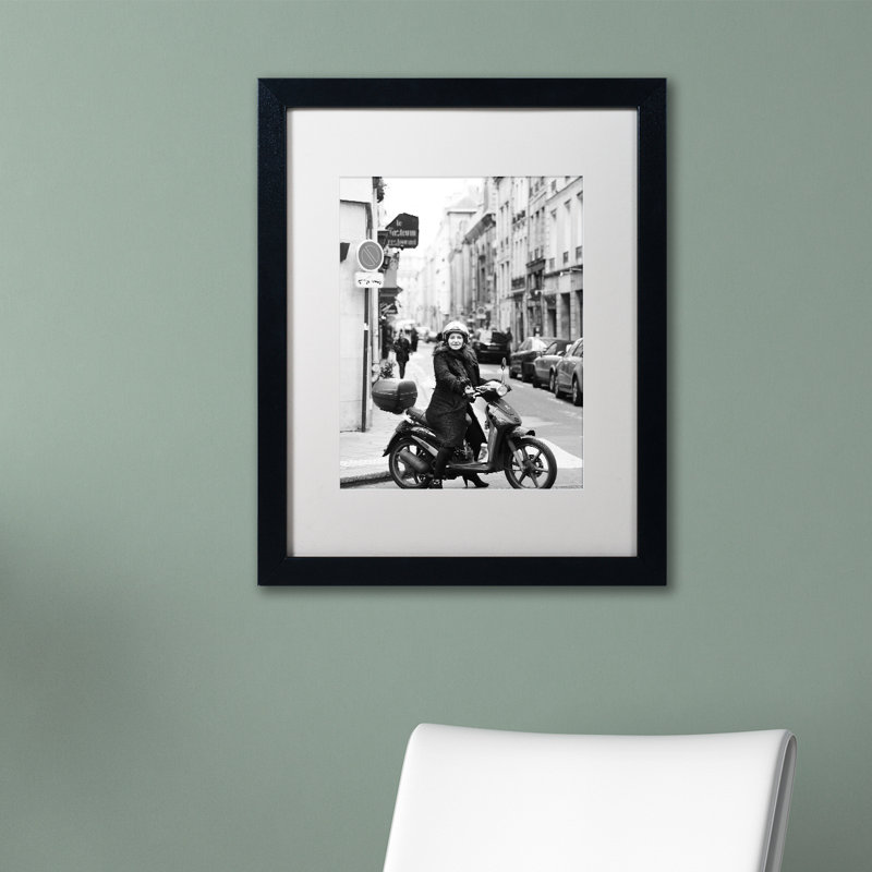 « lady in paris », reproduction de photo sur toile encadrée, H 14 po x l 11 po x P 0,5 po, Blanc