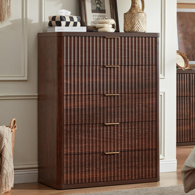 Commode 5 tiroirs cannelée pour chambre à coucher, commode moderne de 41 po de hauteur avec poignée en métal, conception à profil incurvé, organisateur de tiroir en bois pour chambre à coucher, salon, couloir, entrée