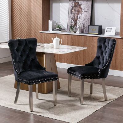Chaise en velours moelleux avec garniture cloutée