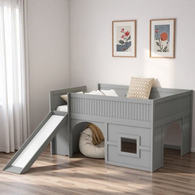 Lit mezzanine bas en bois avec glissade, tablettes de rangement, porte et fenêtre