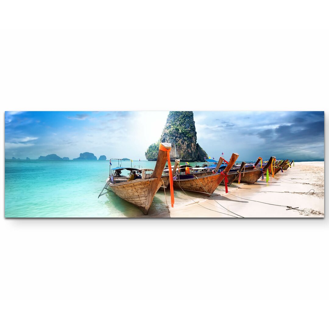 Leinwandbild Paradiesischer Sandstrand mit Booten – Thailand