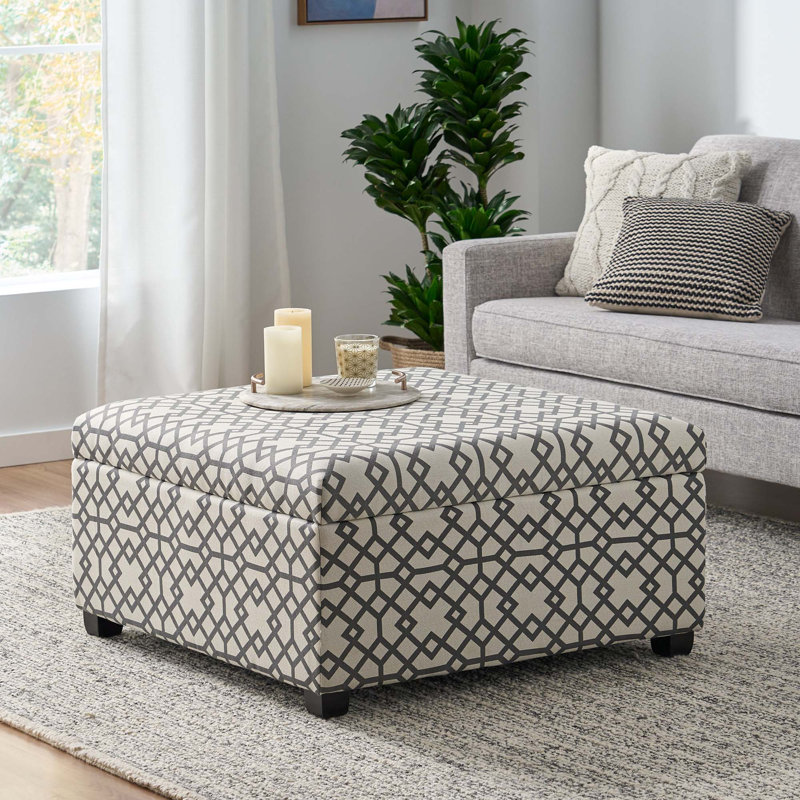 Repose-pieds pratique qui rehausse le décor tout en offrant un soutien stable