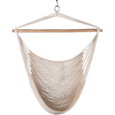 Cette chaise hamac tissée de style caribéen avec des épandeurs de bois franc de 40 po et une corde de coton doux convient à une utilisation intérieure et extérieure.