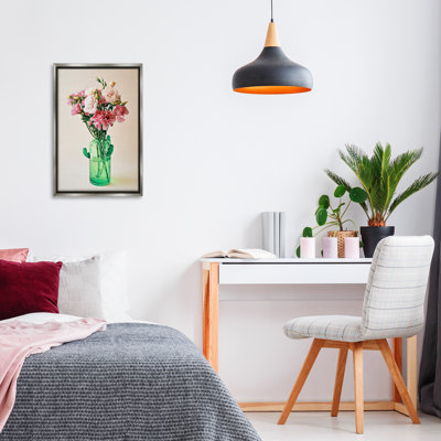 Fleurs dans un vase de cactus encadré noir sur toile flottante par Incado