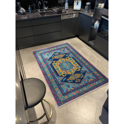 Tapis décoratif jaune et bleu à motifs traditionnels